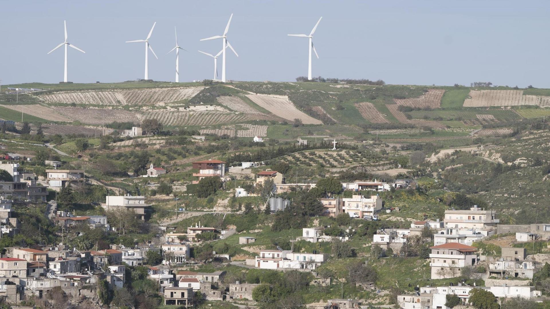 Windräder stehen über einem Bergdorf auf Kreta. Windräder stehen über einem Bergdorf auf Kreta.