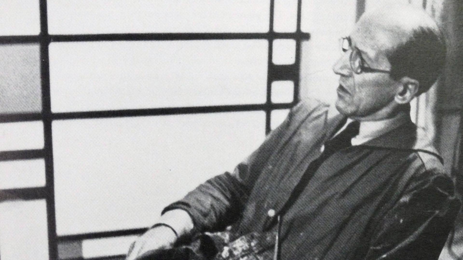 Der niederländische Künstler Piet Mondrian sitzt vor einem seiner Werke, aufgenommen im Jahr 1942 Der niederländische Künstler Piet Mondrian sitzt vor einem seiner Werke, aufgenommen im Jahr 1942