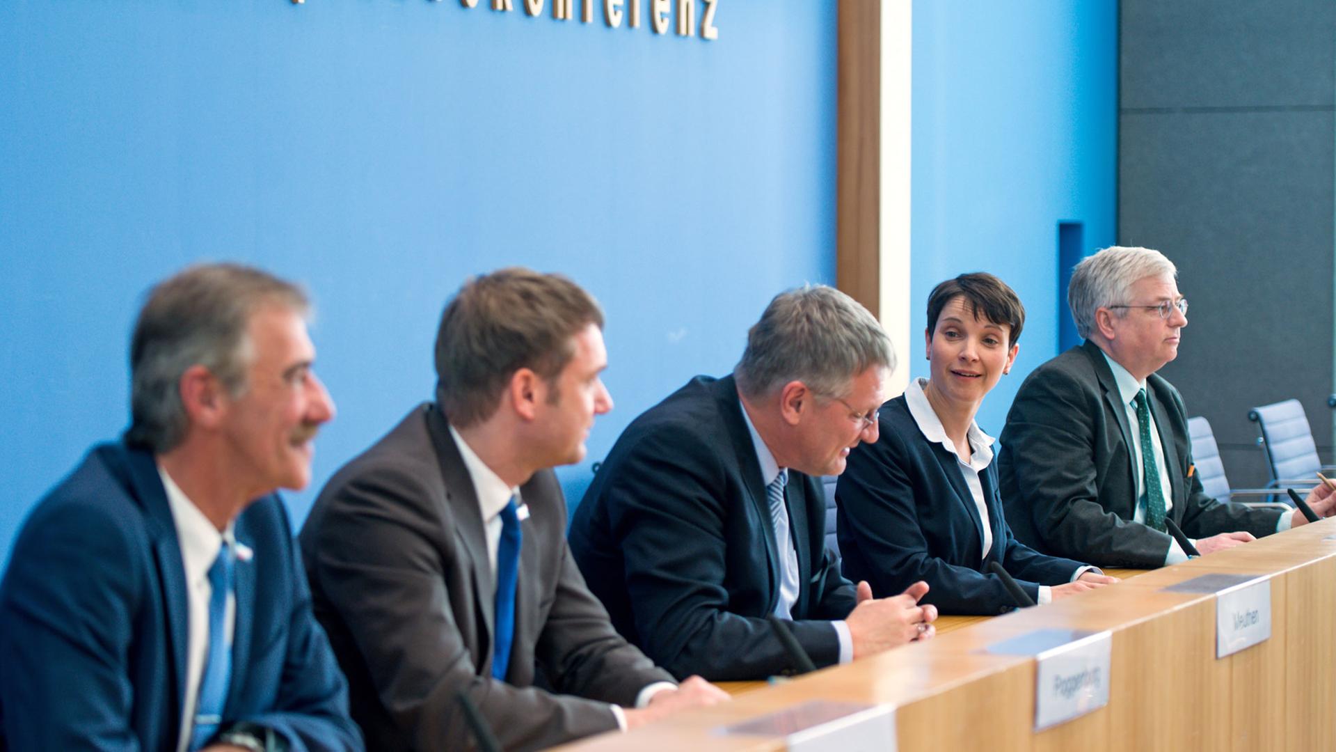 AfD-Politiker im Haus der Bundespressekonferenz: Frauke Petry (r-l), Jörg Meuthen, André Poggenburg und Uwe Junge. Ganz rechts: Gregor Mayntz von der Bundespressekonferenz. AfD-Politiker im Haus der Bundespressekonferenz: Frauke Petry (r-l), Jörg Meuthen, André Poggenburg und Uwe Junge. Ganz rechts: Gregor Mayntz von der Bundespressekonferenz.