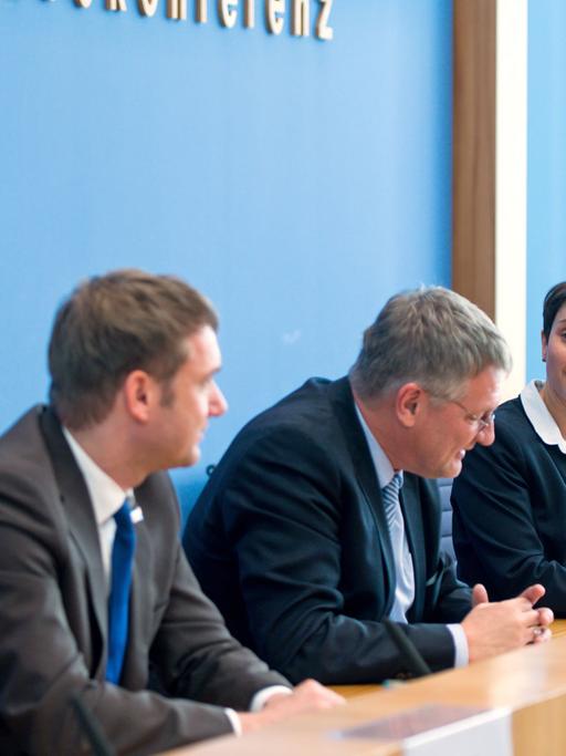 AfD-Politiker im Haus der Bundespressekonferenz: Frauke Petry (r-l), Jörg Meuthen, André Poggenburg und Uwe Junge. Ganz rechts: Gregor Mayntz von der Bundespressekonferenz.