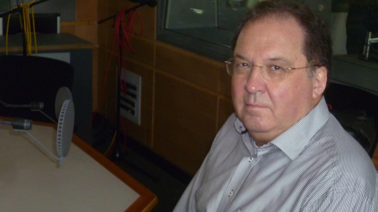 Kafka-Biograf Reiner Stach zu Besuch im Studio von Deutschlandradio Kultur. Kafka-Biograf Reiner Stach zu Besuch im Studio von Deutschlandradio Kultur.