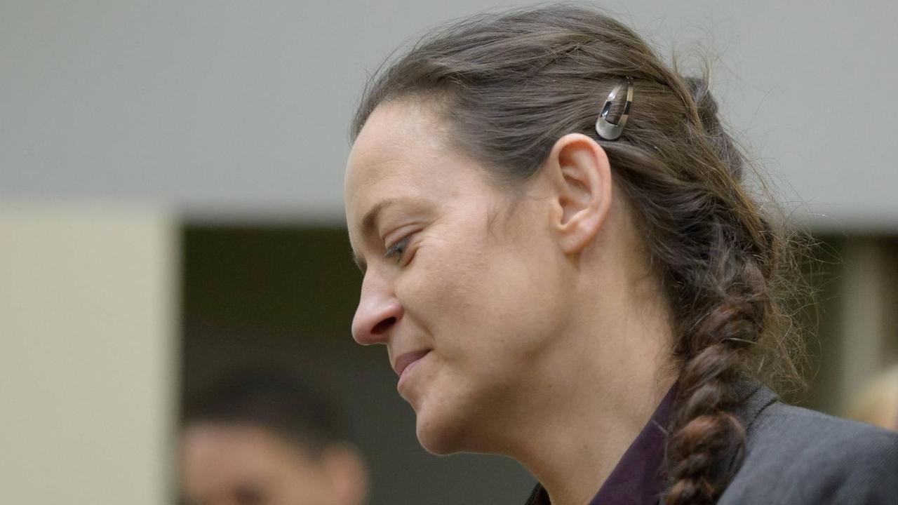 Die mutmaßliche Rechtsterroristin Beate Zschäpe am 8. Dezember 2015 vor dem Oberlandesgericht München Die mutmaßliche Rechtsterroristin Beate Zschäpe am 8. Dezember 2015 vor dem Oberlandesgericht München