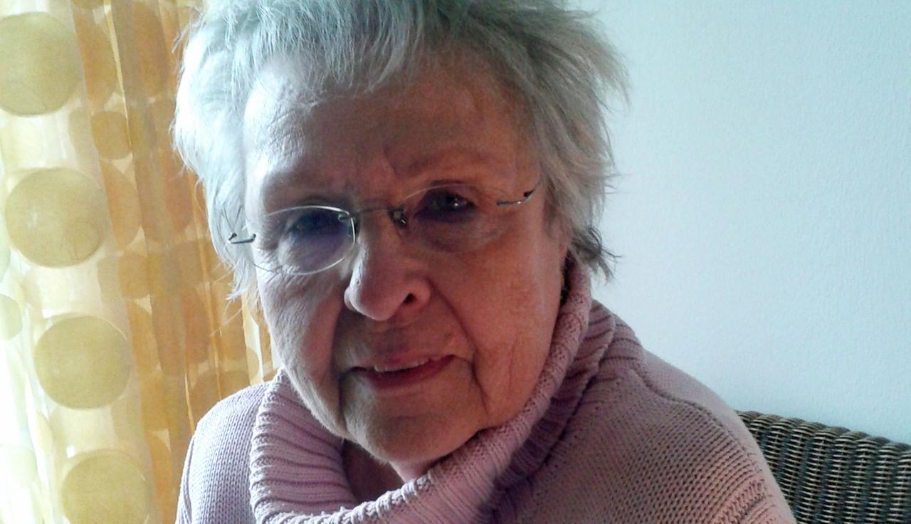 Renate Paulat ist 81 Jahre alt und betreut demenzkranke Patienten, um ihre Altersbezüge aufzubessern. Renate Paulat ist 81 Jahre alt und betreut demenzkranke Patienten, um ihre Altersbezüge aufzubessern.