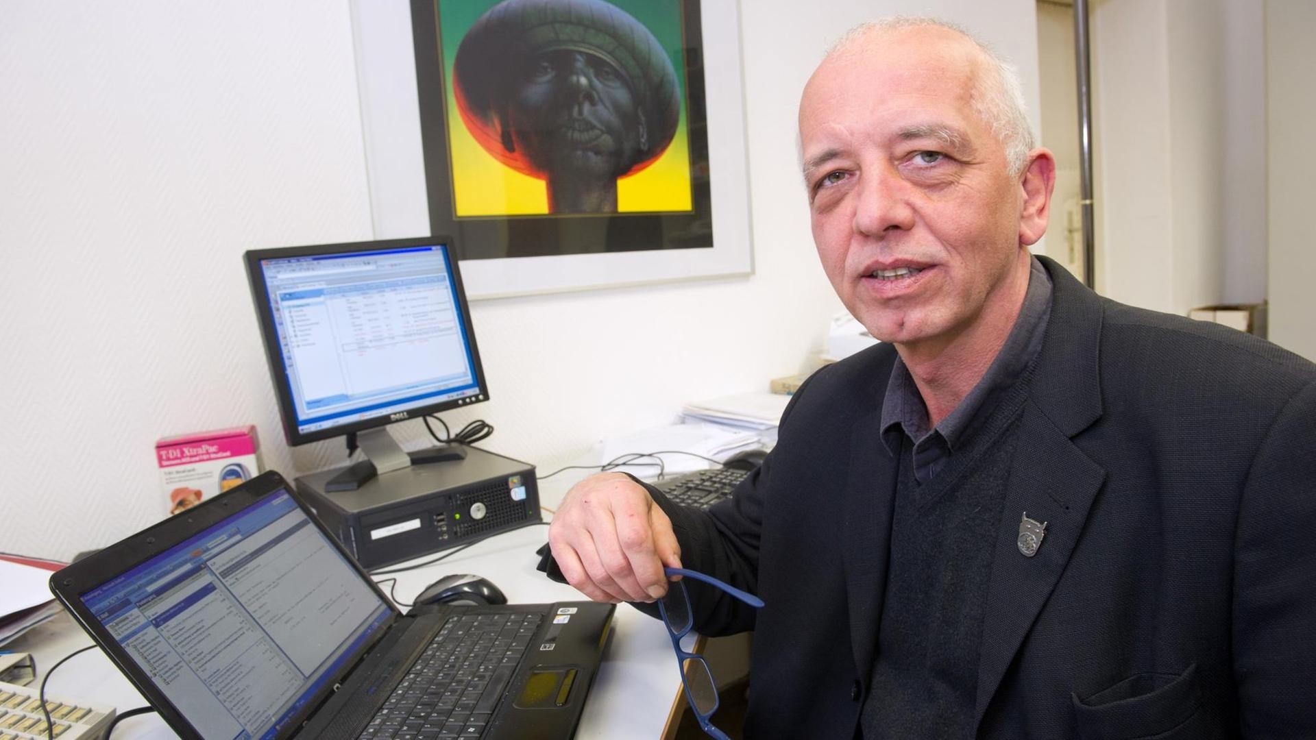 Der Trauma-Forscher Prof. Harald J. Freyberger, Direktor der Klinik für Psychatrie und Psychotherapie an der Uni Greifswald, sitzt vor seinem Laptop. Der Trauma-Forscher Prof. Harald J. Freyberger, Direktor der Klinik für Psychatrie und Psychotherapie an der Uni Greifswald, sitzt vor seinem Laptop.