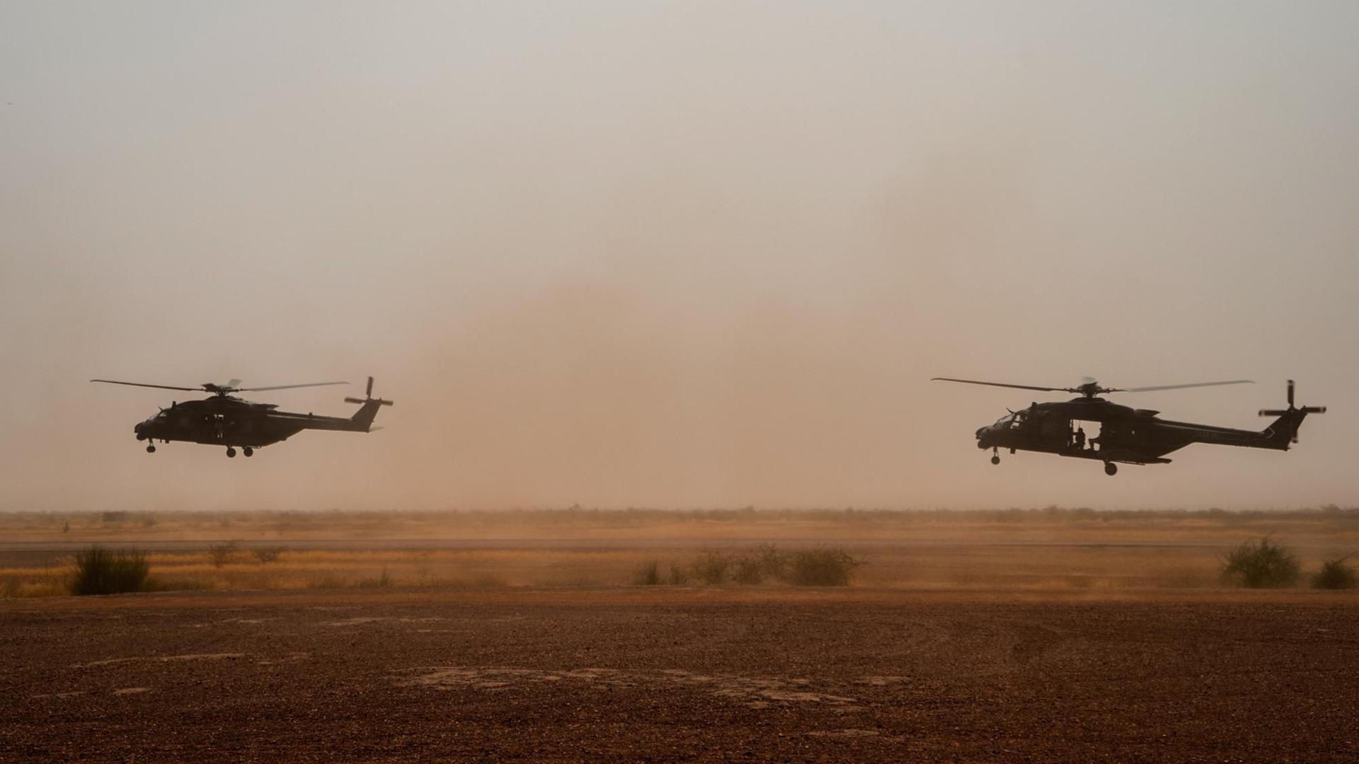 Das Bild vom 25. Juli 2017 zeigt zwei NH 90 Caiman Transporthelikopter nach dem Start vom Gao Flughafen in Mali. Das Bild vom 25. Juli 2017 zeigt zwei NH 90 Caiman Transporthelikopter nach dem Start vom Gao Flughafen in Mali.