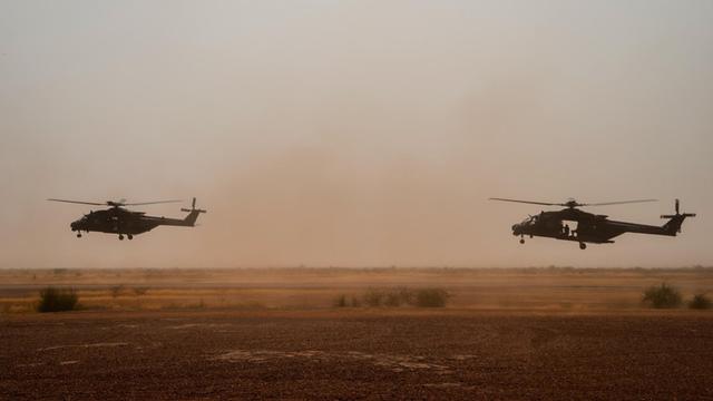 Das Bild vom 25. Juli 2017 zeigt zwei NH 90 Caiman Transporthelikopter nach dem Start vom Gao Flughafen in Mali.
