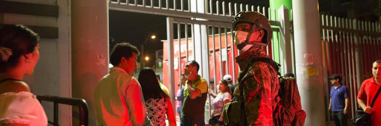 Ein Soldat mit Atemmaske beäugt in Lima Menschen, die einen Supermarkt betreten wollen. In Peru wurde wegen der Corona-Pandemie der Katastrophenfall ausgerufen. Ein Soldat mit Atemmaske beäugt in Lima Menschen, die einen Supermarkt betreten wollen. In Peru wurde wegen der Corona-Pandemie der Katastrophenfall ausgerufen.