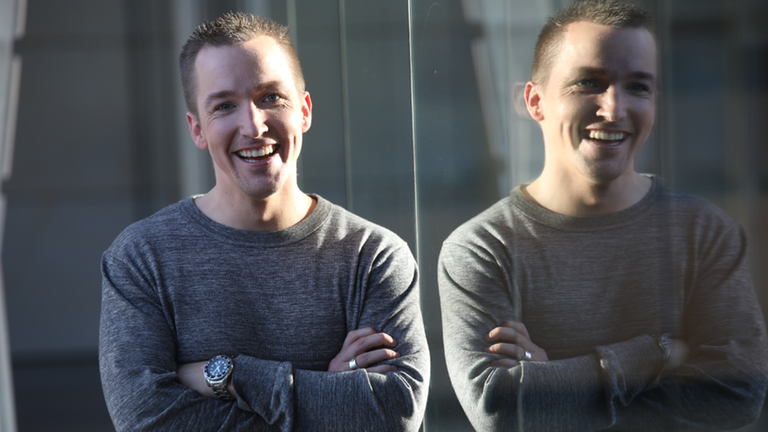 Der Anti-Gewalt-Aktivist Christoph Rickels steht neben einer Glasfläche, in der er sich spiegelt. Der Anti-Gewalt-Aktivist Christoph Rickels steht neben einer Glasfläche, in der er sich spiegelt.