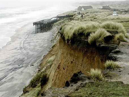 Abbrüche kennzeichnen am 18. Januar 2007 nach den Stürmen der vergangenen Tage das "Rote Kliff" von Kampen auf Sylt. Abbrüche kennzeichnen am 18. Januar 2007 nach den Stürmen der vergangenen Tage das "Rote Kliff" von Kampen auf Sylt.