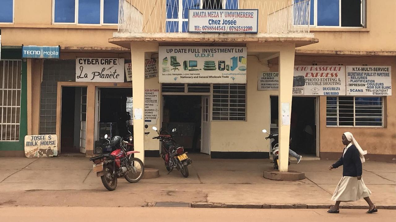 Ein Internet-Café in Ruanda. 