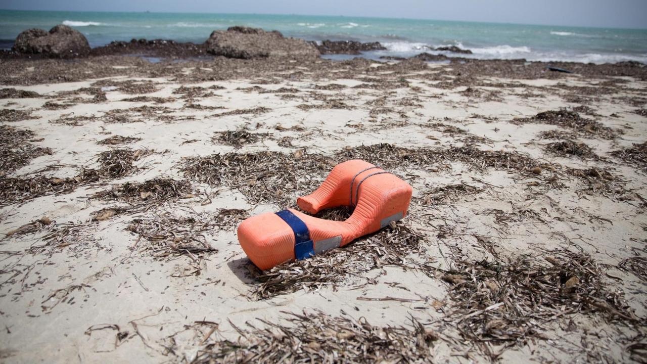 Eine kaputte Schwimmweste ist an einen Strand in Libyen angespült worden. Eine kaputte Schwimmweste ist an einen Strand in Libyen angespült worden.