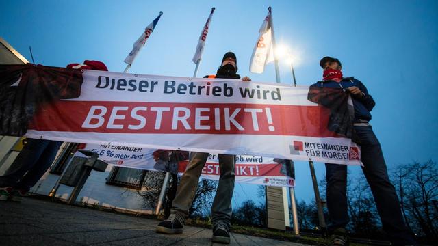 Mitarbeiter von Bosch nehmen am 01.02.2018 in Waiblingen (Baden-Württemberg) an einem Warnstreik der Gewerkschaft IG Metall teil.