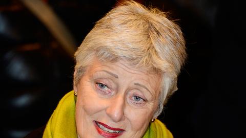 Die Grünen-Politikerin Marieluise Beck trägt einen grünen Schal