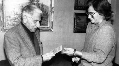 Der Schriftsteller Augusto Roa Bastos erhält am 9. Februar 1989 im Konsulat in Barcelona (Spanien) von der Botschafterin Lilia Romero seinen paraguayischen Paß. Er war 42 Jahren im Exil und kann wieder in seine Heimat Paraguay reisen.
