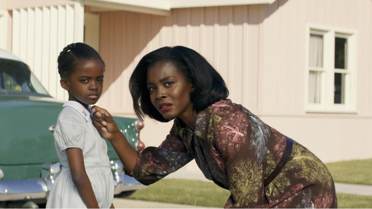 Filmstill aus der Horror Serie "Them". Lucky Emory (Deborah Ayorinde) mit Tochter. Filmstill aus der Horror Serie "Them". Lucky Emory (Deborah Ayorinde) mit Tochter.