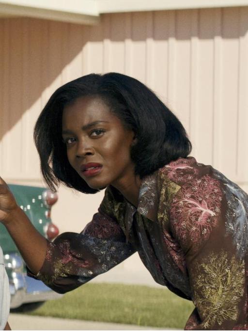 Filmstill aus der Horror Serie "Them". Lucky Emory (Deborah Ayorinde) mit Tochter.