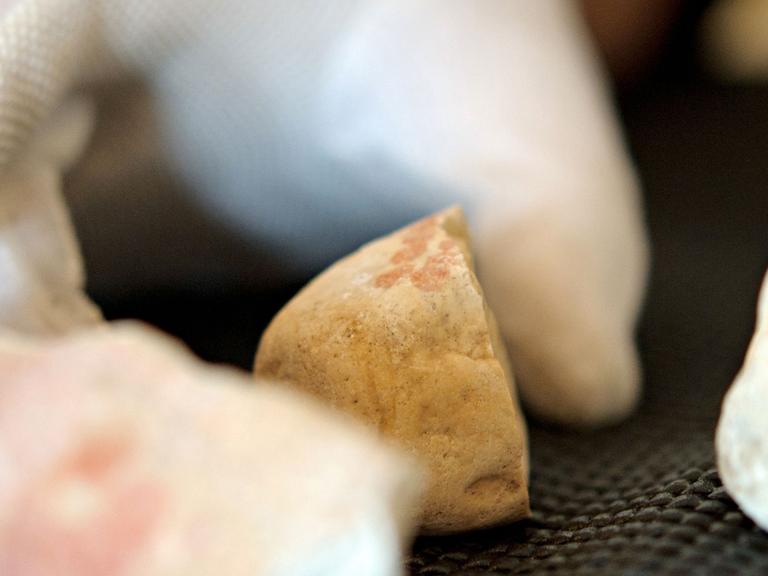 Archäologen haben auf der Schwäbischen Alb Überreste von Malereien gefunden.