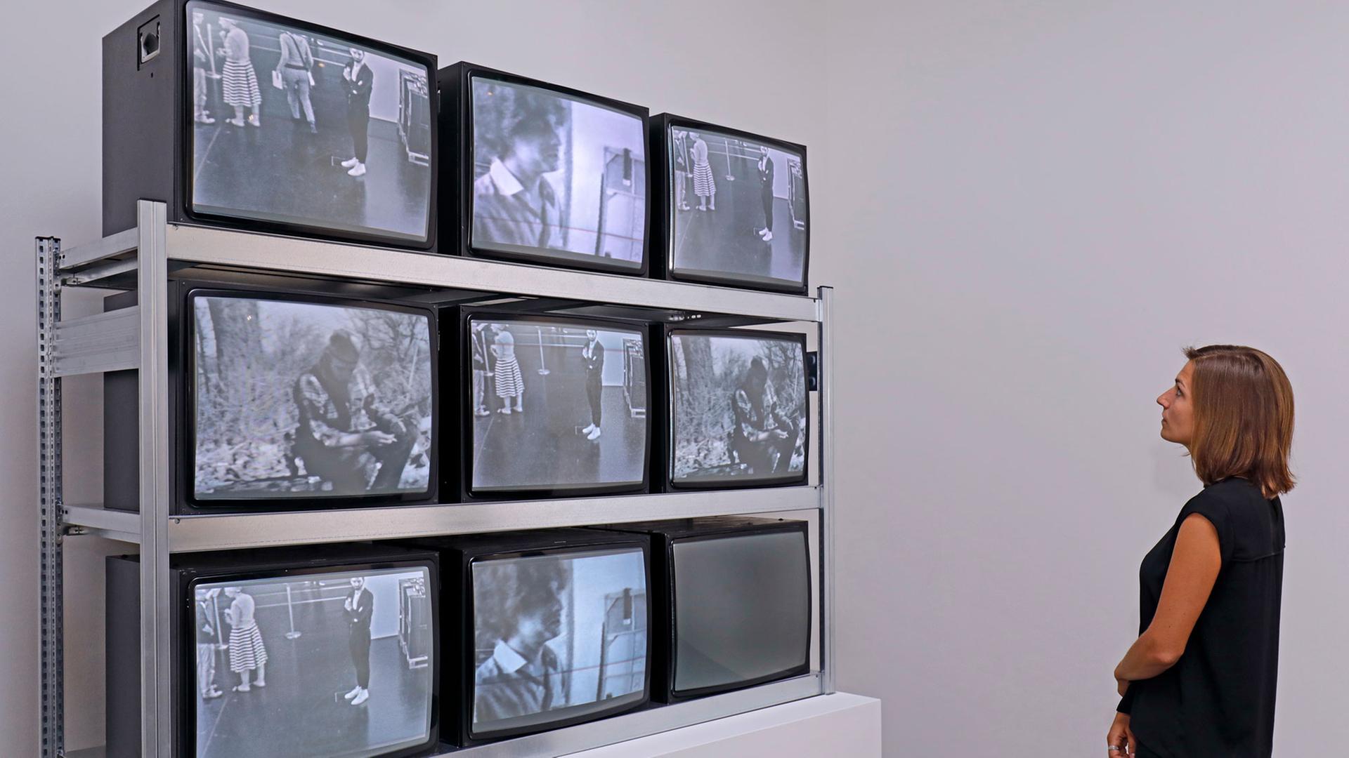 Die Arbeit von Frank Gillette, Ira Schneider, "Wipe Cycle", 1969/2017. Rekonstruktion der Videoinstallation hängt in der Ausstellung "Kunst in Bewegung" im ZKM Karlsruhe Die Arbeit von Frank Gillette, Ira Schneider, "Wipe Cycle", 1969/2017. Rekonstruktion der Videoinstallation hängt in der Ausstellung "Kunst in Bewegung" im ZKM Karlsruhe