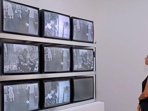 Die Arbeit von Frank Gillette, Ira Schneider, "Wipe Cycle", 1969/2017. Rekonstruktion der Videoinstallation hängt in der Ausstellung "Kunst in Bewegung" im ZKM Karlsruhe