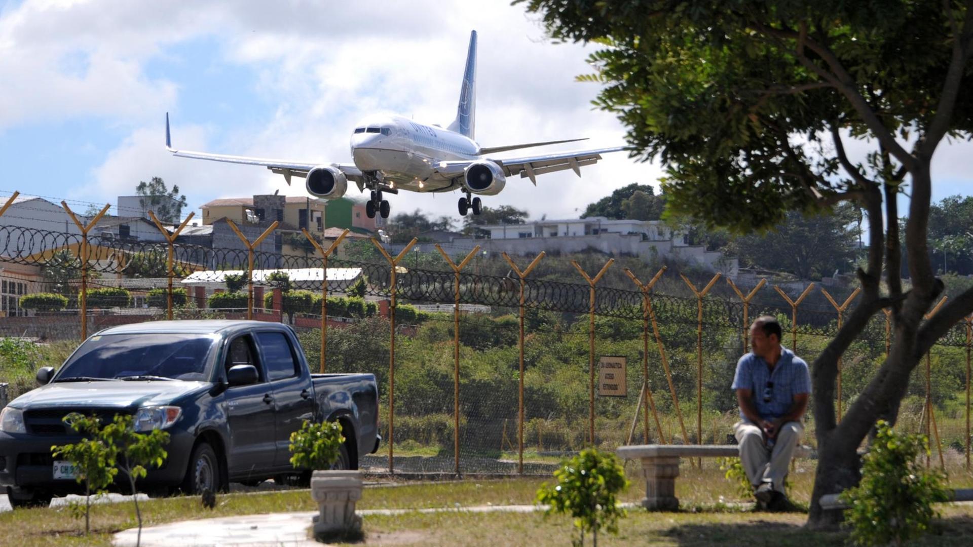 Der Toncontin International Airport, Hauptflughafen in Honduras, ist wegen der hohen Berge ringsherum sehr schlecht anzufliegen. Deshalb wird außerhalb ein neuer Flughafen gebaut. Der Toncontin International Airport, Hauptflughafen in Honduras, ist wegen der hohen Berge ringsherum sehr schlecht anzufliegen. Deshalb wird außerhalb ein neuer Flughafen gebaut.