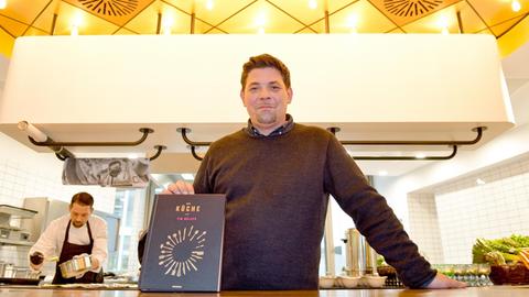 Der Koch Tim Mälzer präsentiert am 18.10.2016 in Hamburg in seinem Restaurant "Die Gute Botschaft" sein neues Buch "Die Küche".