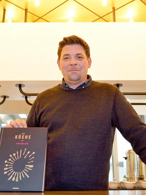 Der Koch Tim Mälzer präsentiert am 18.10.2016 in Hamburg in seinem Restaurant "Die Gute Botschaft" sein neues Buch "Die Küche".