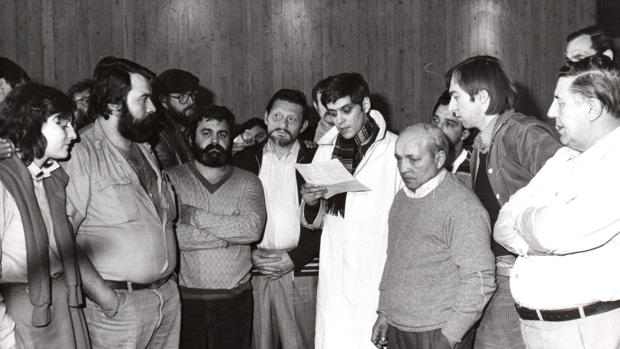 Beendigung des Hungerstreiks in der Evangelischen Versöhnungskirche auf dem Gelände der KZ-Gedenkstätte Dachau, 1980: Uta Horstmann, Anton Franz, Dronja Peter, Hans Braun, Romani Rose, Jakob Bamberger, Fritz Greußing, Franz Wirbel (v.l.n.r.) Beendigung des Hungerstreiks in der Evangelischen Versöhnungskirche auf dem Gelände der KZ-Gedenkstätte Dachau, 1980: Uta Horstmann, Anton Franz, Dronja Peter, Hans Braun, Romani Rose, Jakob Bamberger, Fritz Greußing, Franz Wirbel (v.l.n.r.)