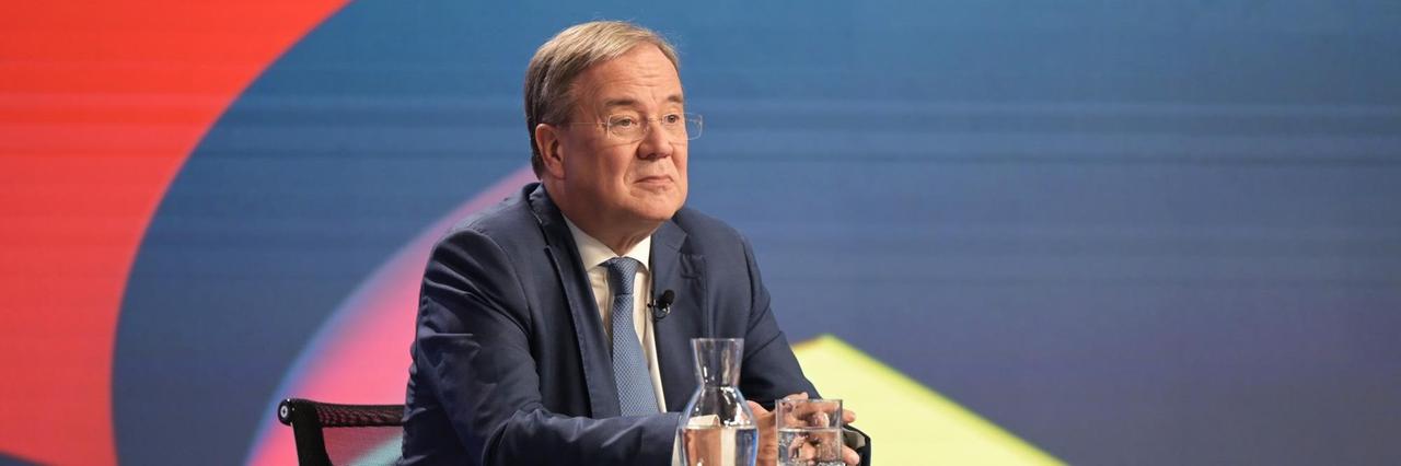 Armin Laschet sitzt im Fernseh-Studio Armin Laschet sitzt im Fernseh-Studio