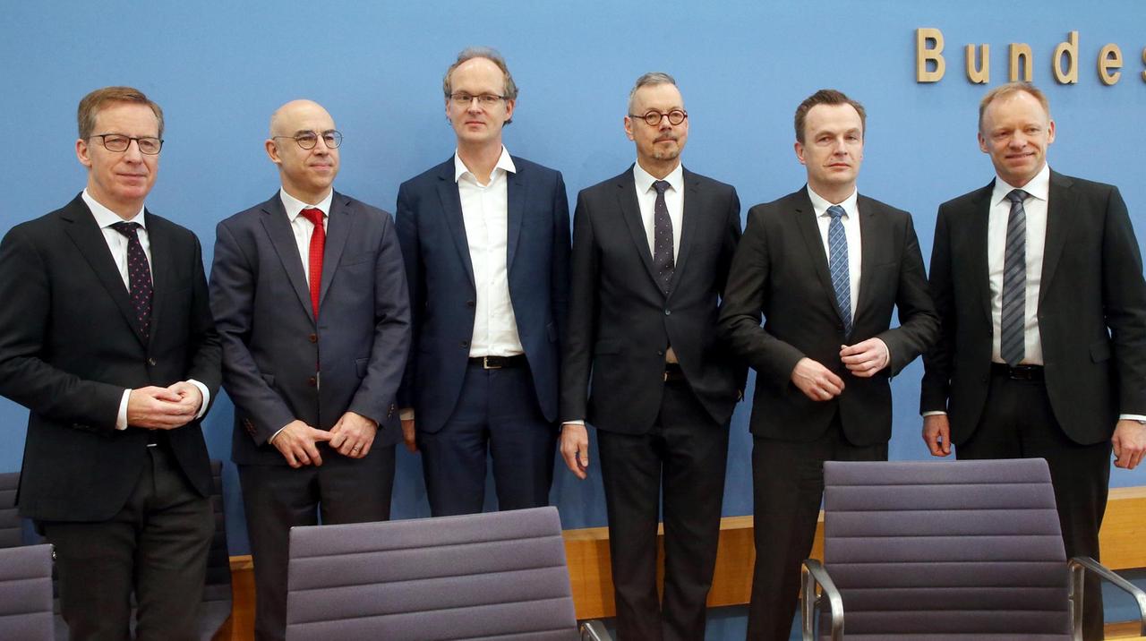 Das Bild zeigt mehrere Wirtschaftswissenschaftler in Berlin: Michael Hüther (l-r), Direktor des Instituts der deutschen Wirtschaft Köln, Gabriel Felbermayr, Präsident des Institut für Weltwirtschaft Kiel, Sebatian Dullien, Direktor des Instituts Makroökonomie und Konjunkturforschung, Peter Bofinger, Julius-Maximilians-Universität Würzburg, Jens Südekum, Heinrich-Heine-universität Düsseldorf, und Clemens Fuest, Präsident ifo Institut, Leibnitz-Institut für Wirtschaftsforschung Uni München. Das Bild zeigt mehrere Wirtschaftswissenschaftler in Berlin: Michael Hüther (l-r), Direktor des Instituts der deutschen Wirtschaft Köln, Gabriel Felbermayr, Präsident des Institut für Weltwirtschaft Kiel, Sebatian Dullien, Direktor des Instituts Makroökonomie und Konjunkturforschung, Peter Bofinger, Julius-Maximilians-Universität Würzburg, Jens Südekum, Heinrich-Heine-universität Düsseldorf, und Clemens Fuest, Präsident ifo Institut, Leibnitz-Institut für Wirtschaftsforschung Uni München.
