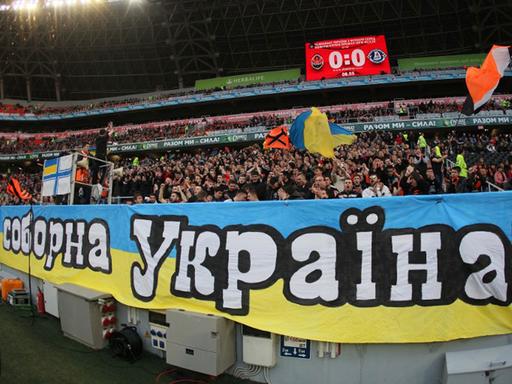 Auf einem Banner fordern Schachtjor-Fans eine "Vereinigte Ukraine".
