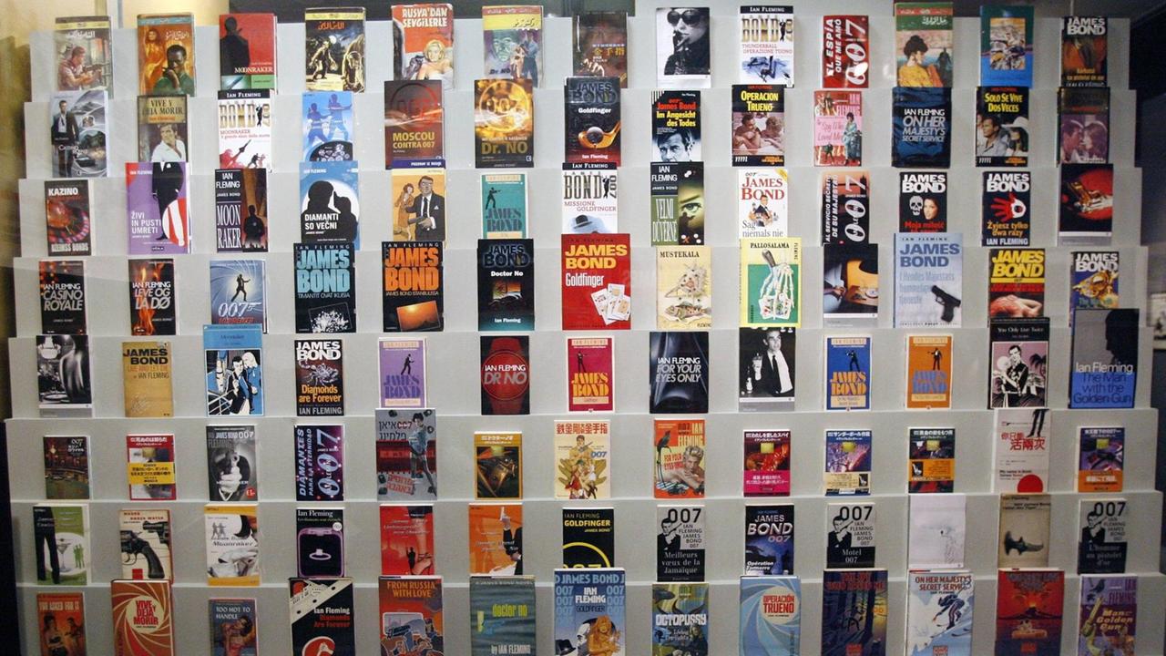 In der Ausstellung "For your Eyes only - Ian Fleming and James Bond" im Imperial War Museum in London sind James-Bond-Romane zu sehen. In der Ausstellung "For your Eyes only - Ian Fleming and James Bond" im Imperial War Museum in London sind James-Bond-Romane zu sehen.