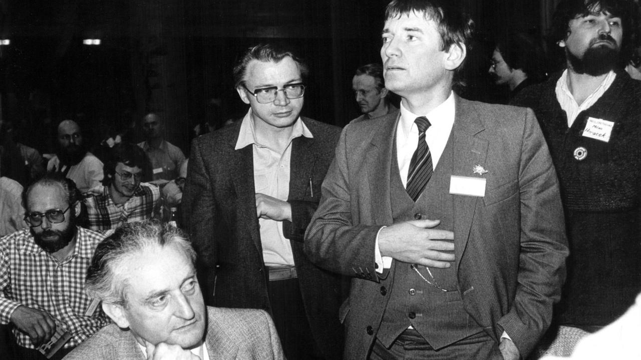 (L-r): Herbert Gruhl, Rudolf Bahro und Otto Schily auf der Bundesversammlung der Grünen am 21. Juni 1980 in Dortmund. Einer der drei Sprecher der Partei, Haußleiter, hatte sein Amt niedergelegt. Bei der Wahl für die Nachfolge schied Schily bereits im ersten Wahlgang aus. Gewählt wurde der Gewerkschafter D. Burgmann, der dem linken Flügel der Partei zugerechnet wird. | Verwendung weltweit (L-r): Herbert Gruhl, Rudolf Bahro und Otto Schily auf der Bundesversammlung der Grünen am 21. Juni 1980 in Dortmund. Einer der drei Sprecher der Partei, Haußleiter, hatte sein Amt niedergelegt. Bei der Wahl für die Nachfolge schied Schily bereits im ersten Wahlgang aus. Gewählt wurde der Gewerkschafter D. Burgmann, der dem linken Flügel der Partei zugerechnet wird. | Verwendung weltweit