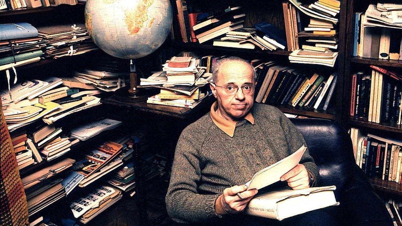 Der polnische Schriftsteller, Essayist und Philosoph Stanislaw Lem, aufgenommen in seiner Bibliothek in Krakau am 16.2.1975. Der polnische Schriftsteller, Essayist und Philosoph Stanislaw Lem, aufgenommen in seiner Bibliothek in Krakau am 16.2.1975.