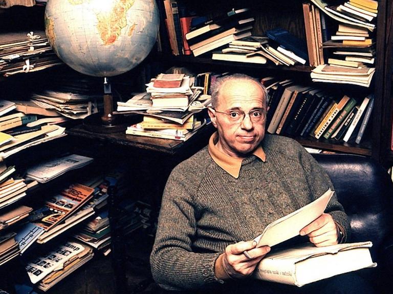 Der polnische Schriftsteller, Essayist und Philosoph Stanislaw Lem, aufgenommen in seiner Bibliothek in Krakau am 16.2.1975.