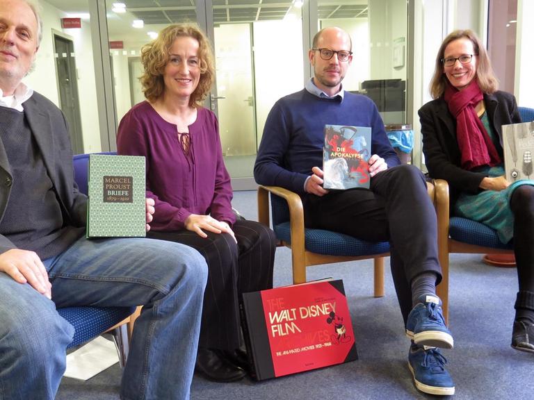 Die DLF-Büchermarkt Redaktion und ihre Lesetipps für die Feiertage: Hubert Winkels, Jan Drees, Antje Deistler, Dina Netz.