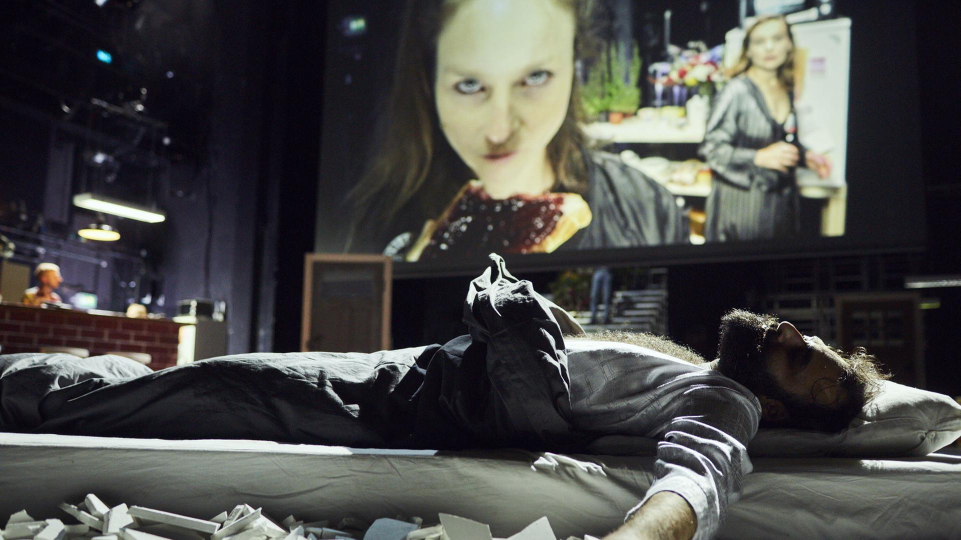 Nils Kahnwald und Maja Beckmann in einer Inszenierung der zehnstündigen Antiken-Programms "Dionysos Stadt" an den Münchner Kammerspielen; Regie: Christopher Rüping Nils Kahnwald und Maja Beckmann in einer Inszenierung der zehnstündigen Antiken-Programms "Dionysos Stadt" an den Münchner Kammerspielen; Regie: Christopher Rüping