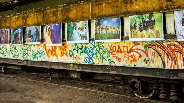 Fotos von Fati Abubakar an einem Eisenbahnwaggon. Fotos von Fati Abubakar an einem Eisenbahnwaggon.