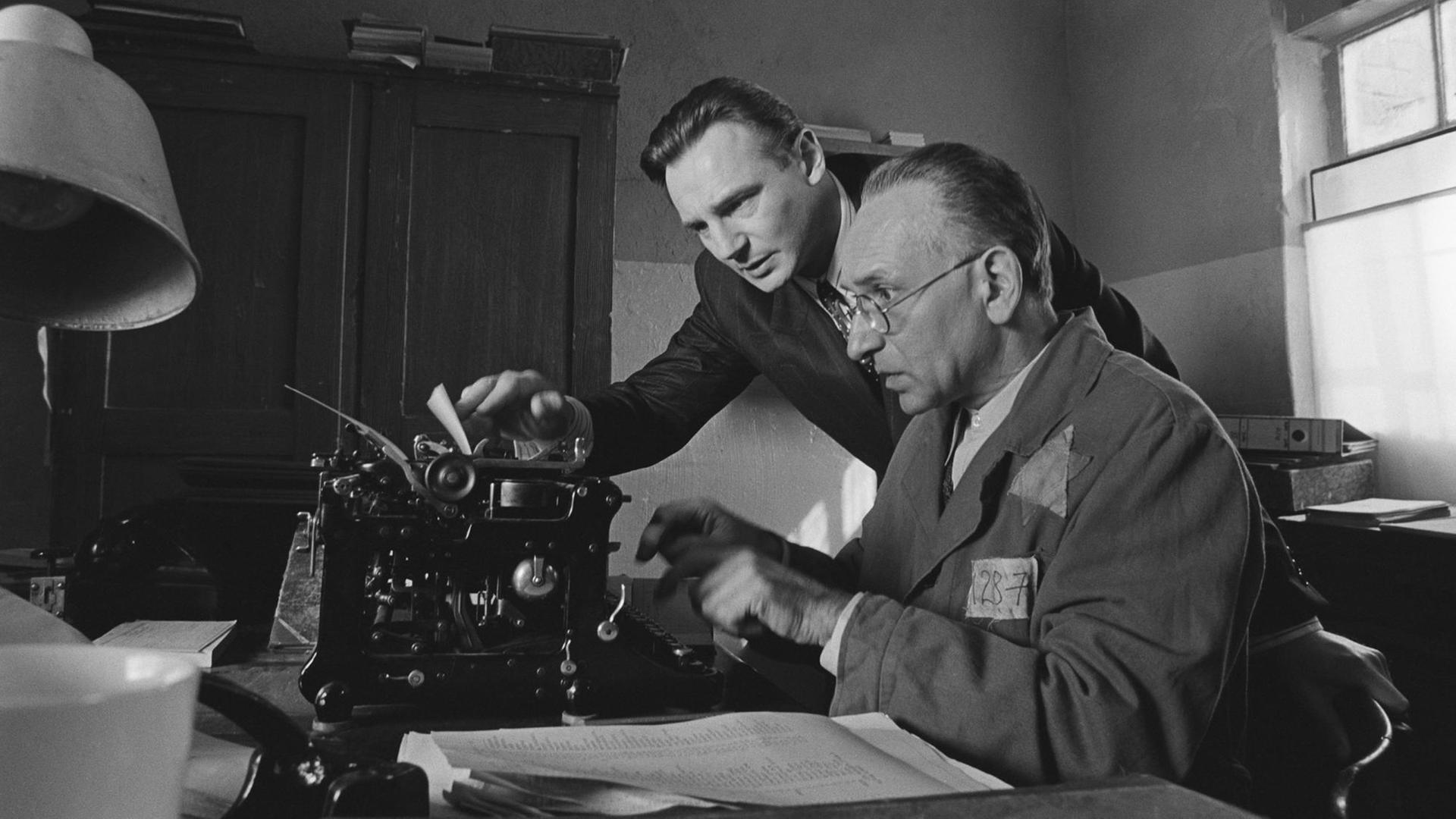 Oskar Schindler (Liam Neeson, l) und sein jüdischer Buchhalter Itzhak Stern (Ben Kingsley) stellen an der Schreibmaschine die Liste zusammen. Oskar Schindler (Liam Neeson, l) und sein jüdischer Buchhalter Itzhak Stern (Ben Kingsley) stellen an der Schreibmaschine die Liste zusammen.