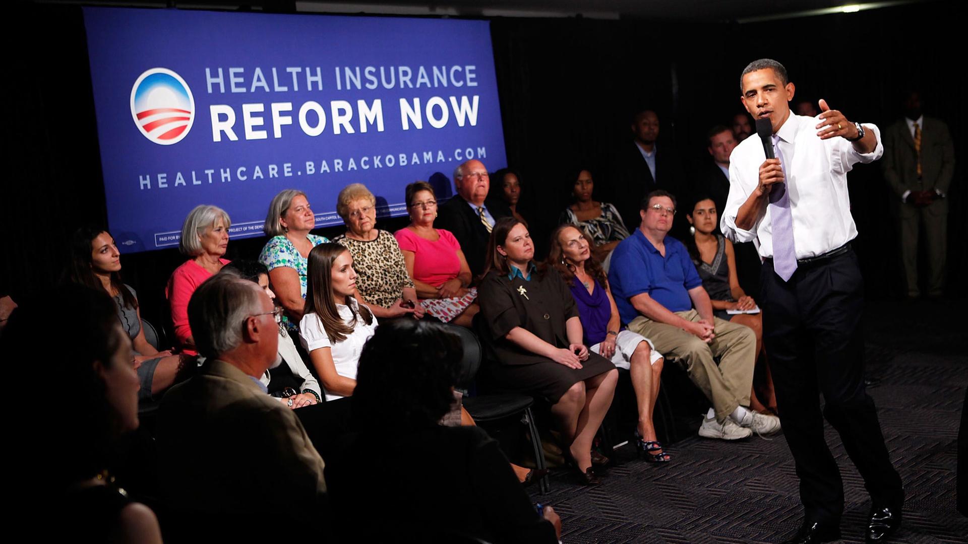 Barack Obama beantwortet Fragen zu seinen Plänen in Sachen Gesundheitsreform (August 2009 in Washington). Barack Obama beantwortet Fragen zu seinen Plänen in Sachen Gesundheitsreform (August 2009 in Washington).