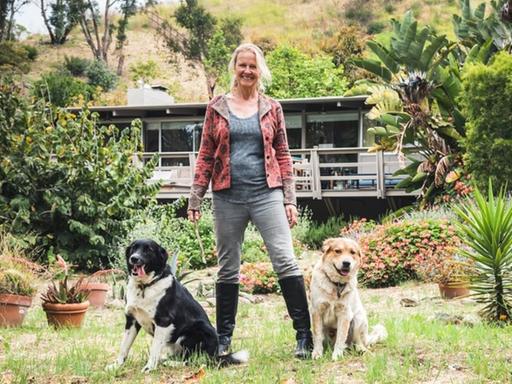 Starschriftstellerin Cornelia Funke mit Hunden auf ihrem Anwesen im kalifornischen Malibu