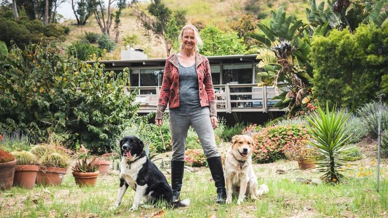 Starschriftstellerin Cornelia Funke mit Hunden auf ihrem Anwesen im kalifornischen Malibu.