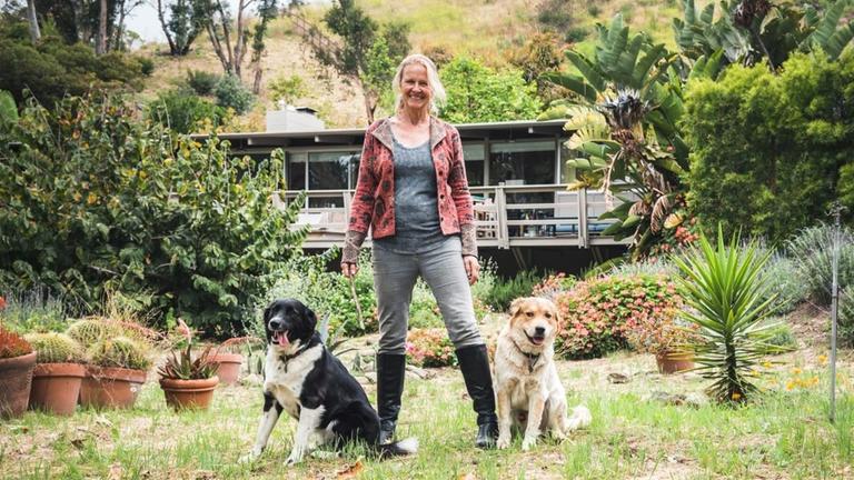 Starschriftstellerin Cornelia Funke mit Hunden auf ihrem Anwesen im kalifornischen Malibu. Starschriftstellerin Cornelia Funke mit Hunden auf ihrem Anwesen im kalifornischen Malibu.