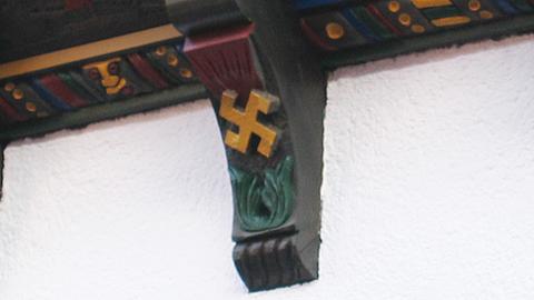 Das goldene Hakenkreuz am Giebel von Haus Kuhfuß in Soest wurde inzwischen dunkel nachgestrichen.