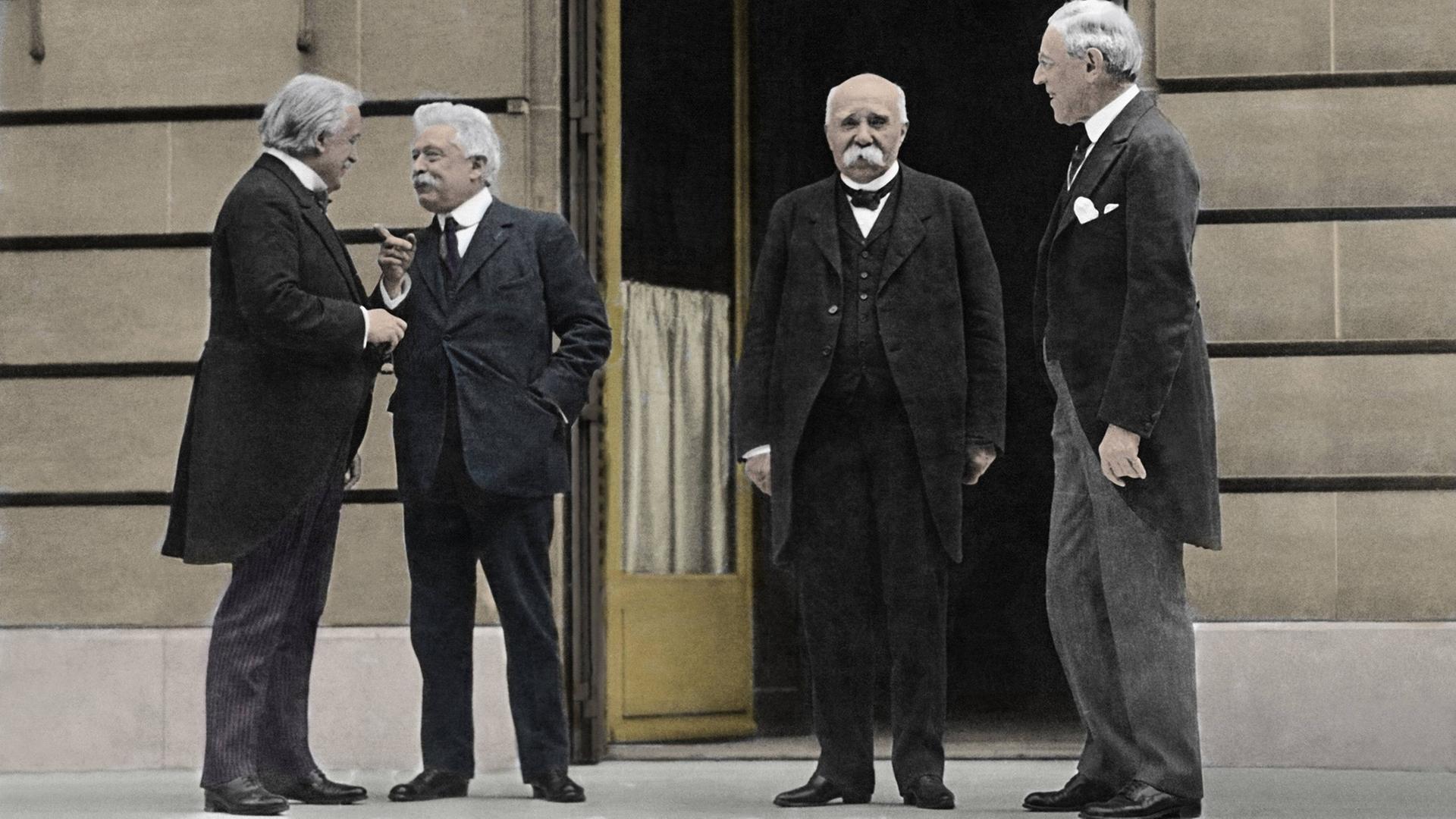 Juni 1919: Der britische Premier Lloyd George, Italiens Premier Vittorio Orlando, Frankreichs George Clemenceau und der amerikanische Präsident Woodrow Wilson bei der Versailler Friedenskonferenz. Juni 1919: Der britische Premier Lloyd George, Italiens Premier Vittorio Orlando, Frankreichs George Clemenceau und der amerikanische Präsident Woodrow Wilson bei der Versailler Friedenskonferenz.