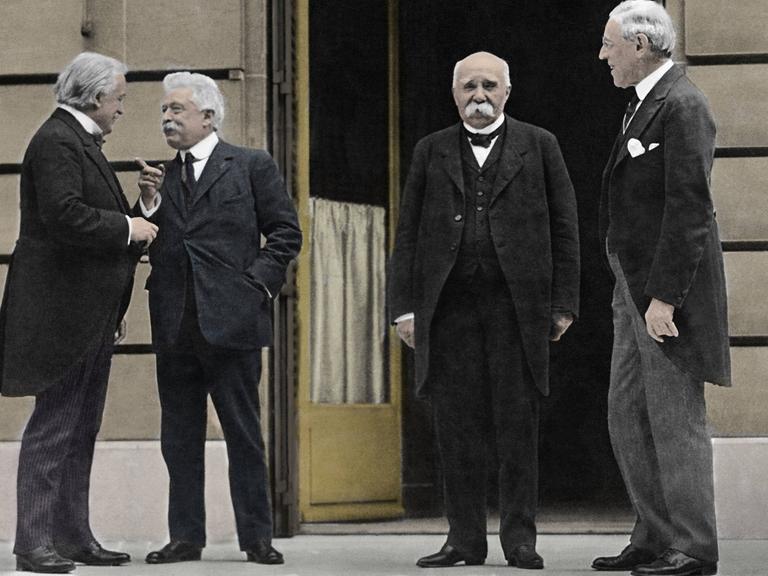 Juni 1919: Der britische Premier Lloyd George, Italiens Premier Vittorio Orlando, Frankreichs George Clemenceau und der amerikanische Präsident Woodrow Wilson bei der Versailler Friedenskonferenz.