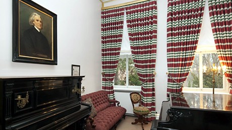 Blick in den berühmten Musiksalon im Liszt-Haus in Weimar.