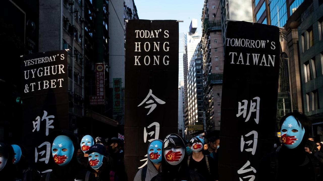 Aktivisten protestieren in Hongkong für Menschenrechte. Aktivisten protestieren in Hongkong für Menschenrechte.
