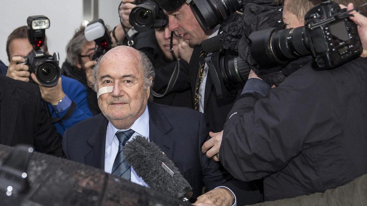 Der suspendierte FIFA-Präsident Joseph Blatter nach der Entscheidung der Ethik-Kommission, ihn für acht Jahre zu sperren. Der suspendierte FIFA-Präsident Joseph Blatter nach der Entscheidung der Ethik-Kommission, ihn für acht Jahre zu sperren.