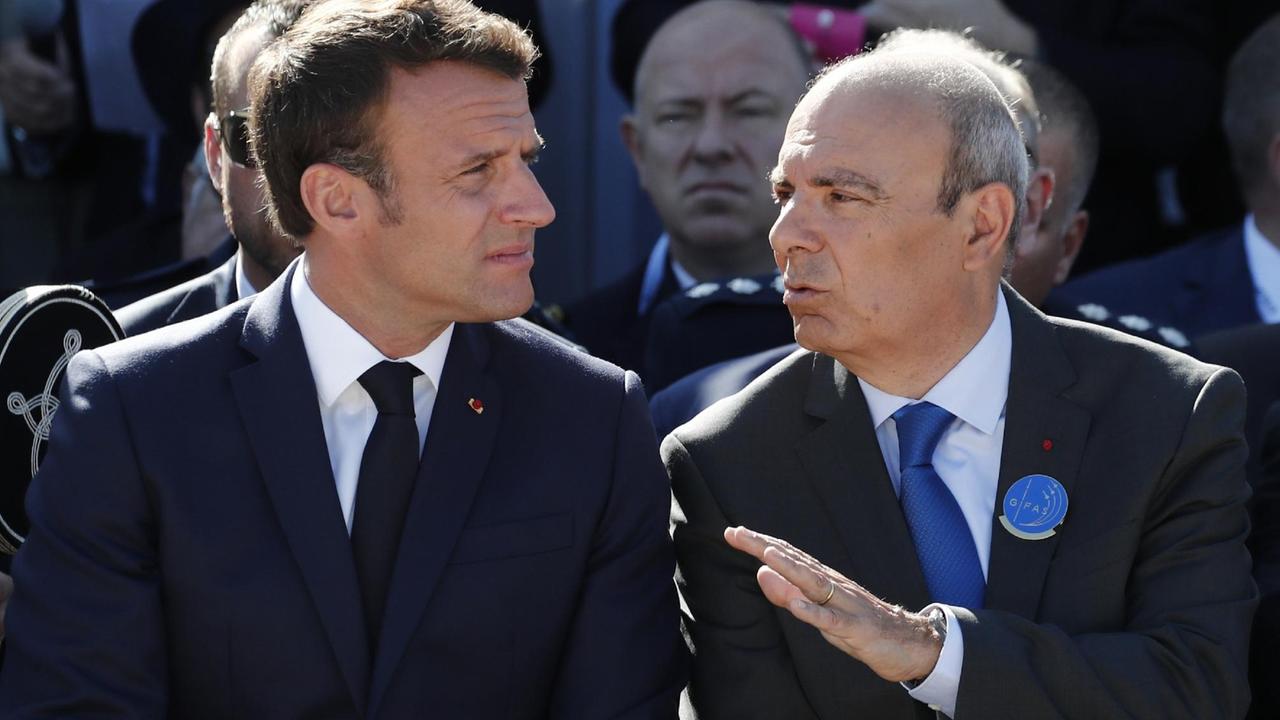 Frankreichs Präsident Emmanuel Macron (links im Bild) und Eric Trappier, Vorstandsvorsitzender bei Dassault Aviation bei der International Paris Air Show in Le Bourget bei Paris
