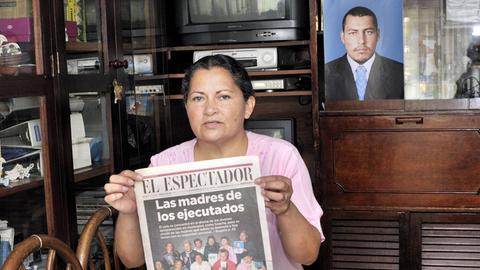 Marina Bernal, deren geistig behinderter Sohn Fayr Leonardo (23, Foto im Hintergrund) von der kolumbianischen Armee ermordet wurde